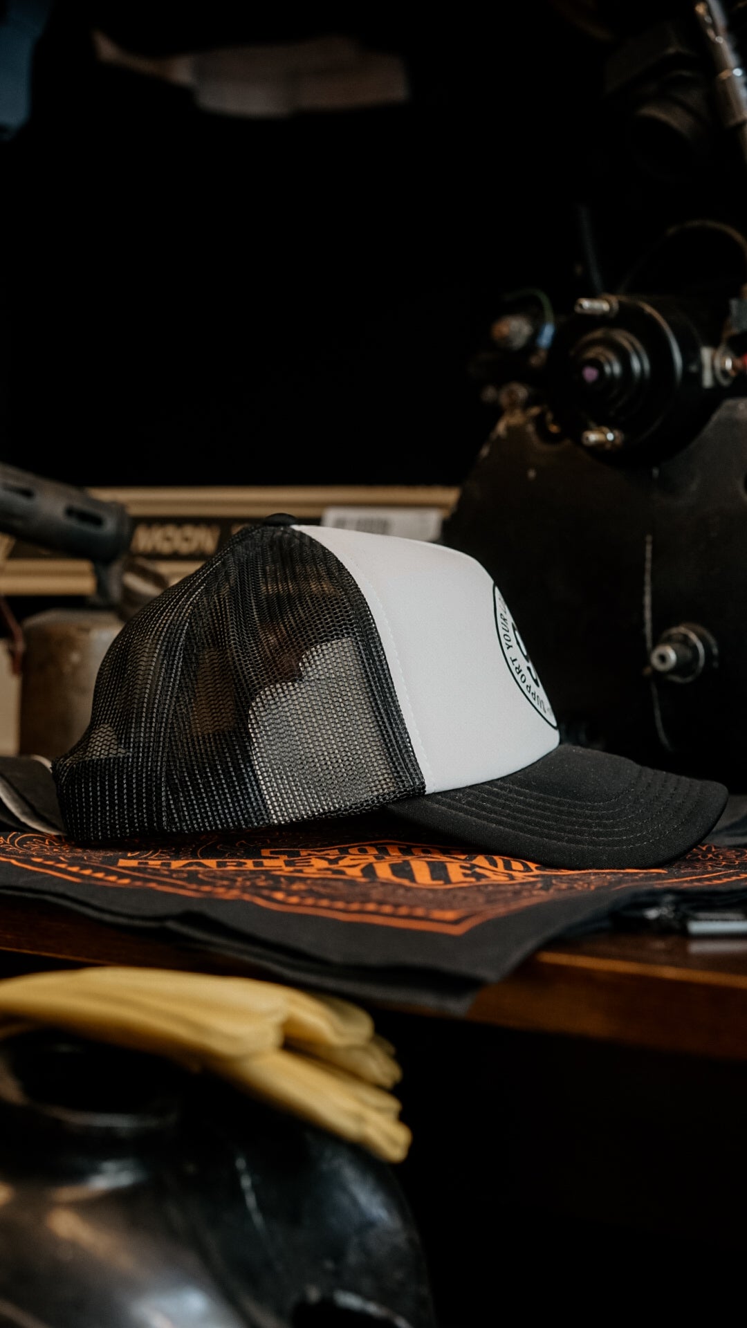 Gorra de camionero con dientes feos y cerveza de mierda